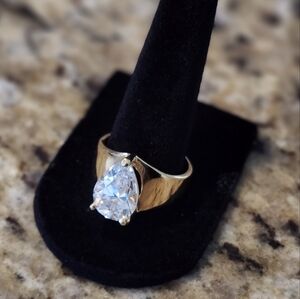 Elegant Gold Ring with Clear Gemstone